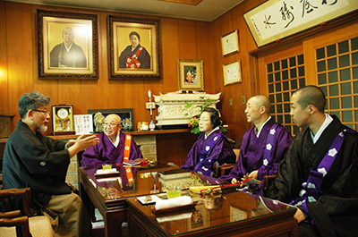 大森慈祥管長一家と歓談する三宅善信代表 大森慈祥管長一家と歓談する三宅善信代表