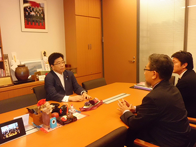 加藤勝信官房副長官と会談する三宅善信代表 加藤勝信官房副長官と会談する三宅善信代表