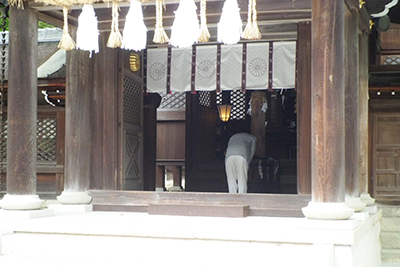 伊弉諾神宮の本殿に坐す「天之御柱」に玉串を奉奠する三宅善信代表 伊弉諾神宮の本殿に坐す「天之御柱」に玉串を奉奠する三宅善信代表