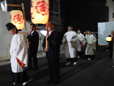 飾磨会遷座式神幸祭で神璽の先導をする三宅善信代表 飾磨会遷座式神幸祭で神璽の先導をする三宅善信代表