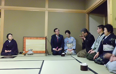 ご亭主から勧められた一杯を頂く三宅善信代表 ご亭主から勧められた一杯を頂く三宅善信代表