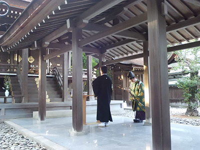 伊太祁曽神社に正式参拝し、玉串を奉奠する三宅善信代表 伊太祁曽神社に正式参拝し、玉串を奉奠する三宅善信代表