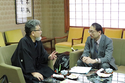 勝田吉彰関西福祉大学教授の相談を受ける三宅善信代表 勝田吉彰関西福祉大学教授の相談を受ける三宅善信代表