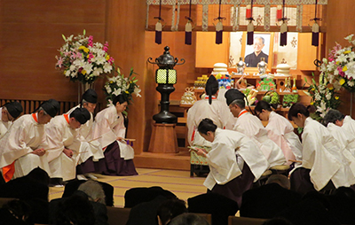 祭主として霊前で祭詞を奏上する三宅善信代表 祭主として霊前で祭詞を奏上する三宅善信代表