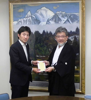 今西良介ネパール名誉領事秘書に義援金を手渡す三宅善信代表 今西良介ネパール名誉領事秘書に義援金を手渡す三宅善信代表
