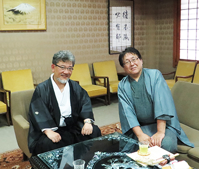 落語家桂七福氏と歓談する三宅善信代表 落語家桂七福氏と歓談する三宅善信代表