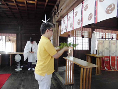 亡祖父の出身地に古代より鎮座する志磨神社に正式参拝し、玉串を奉奠する三宅善信代表。宮司の島束穂師とは遠縁に当たる 亡祖父の出身地に古代より鎮座する志磨神社に正式参拝し、玉串を奉奠する三宅善信代表。宮司の島束穂師とは遠縁に当たる
