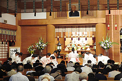 亡祖父の年祭で祭主を勤める三宅善信代表 亡祖父の年祭で祭主を勤める三宅善信代表