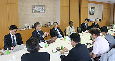 有鄰会のシンポジウムで基調発題する三宅善信代表 有鄰会のシンポジウムで基調発題する三宅善信代表