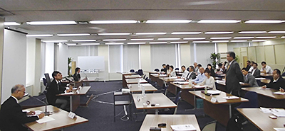 大阪国際フォーラムで発言する三宅善信代表 大阪国際フォーラムで発言する三宅善信代表