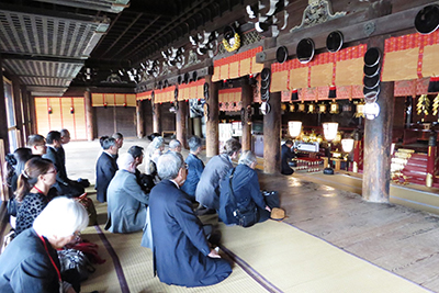 神道国際学会会員を率いて、北野天満宮本殿に正式する三宅善信代表 神道国際学会会員を率いて、北野天満宮本殿に正式する三宅善信代表