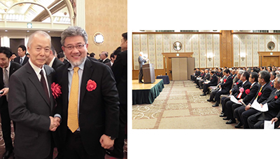 講演する軍事アナリストの小川和久氏と歓談する三宅善信代表 講演する軍事アナリストの小川和久氏と歓談する三宅善信代表