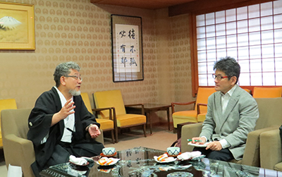 石井宏明難民支援協会常任理事の表敬訪問を受ける三宅善信代表 石井宏明難民支援協会常任理事の表敬訪問を受ける三宅善信代表
