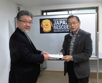 日本レスキュー協会に熊本地震支援金を手渡す三宅善信代表 日本レスキュー協会に熊本地震支援金を手渡す三宅善信代表