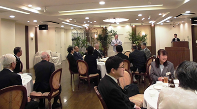 大阪ユネスコ協会の懇親会で乾杯の発声をする三宅善信代表 大阪ユネスコ協会の懇親会で乾杯の発声をする三宅善信代表