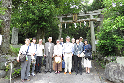 崇道神社の鳥居前で記念撮影する神道国際学会のFW参加者 崇道神社の鳥居前で記念撮影する神道国際学会のFW参加者