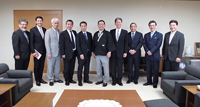 諸宗教の教主・管長・統理・会長たちと共に天理教本部を訪問した三宅善信代表 諸宗教の教主・管長・統理・会長たちと共に天理教本部を訪問した三宅善信代表