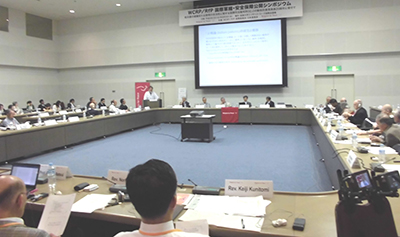 国連大学で開催された核廃絶シンポでプレゼンをする三宅善信代表 国連大学で開催された核廃絶シンポでプレゼンをする三宅善信代表