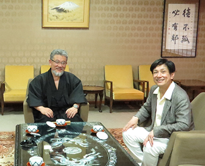 桂米團治氏と歓談する三宅善信代表 桂米團治氏と歓談する三宅善信代表