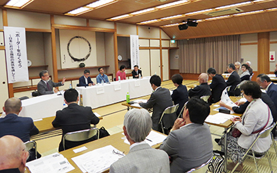 難民問題シンポでモデレータを務める三宅善信代表 難民問題シンポでモデレータを務める三宅善信代表
