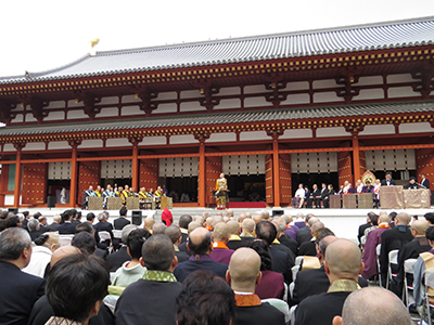 金堂前で挨拶される村上太胤薬師寺管主 金堂前で挨拶される村上太胤薬師寺管主