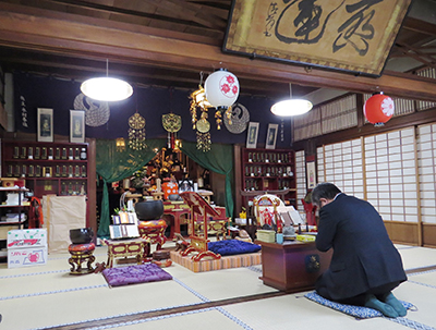 松下日肆本門法華宗大本山妙蓮寺貫首の霊前を拝する三宅善信代表 松下日肆本門法華宗大本山妙蓮寺貫首の霊前を拝する三宅善信代表
