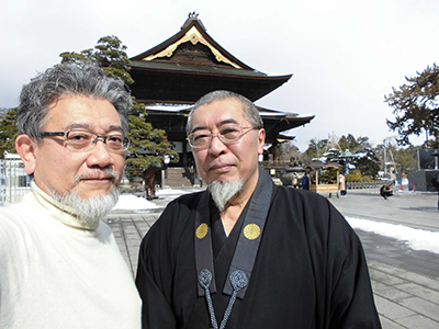 善光寺本堂前で若麻績敬史師の歓迎を受ける三宅善信代表 善光寺本堂前で若麻績敬史師の歓迎を受ける三宅善信代表