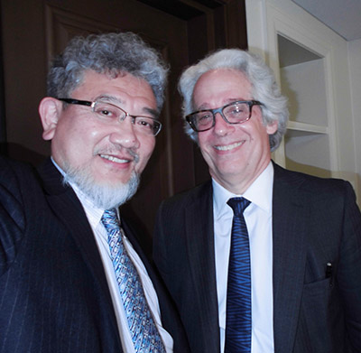 ルイス・アレクサンダー氏と言葉を交わす三宅善信代表 ルイス・アレクサンダー氏と言葉を交わす三宅善信代表