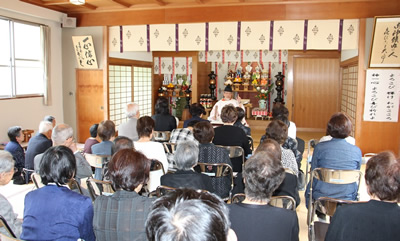 70年記念大祭の祭主として教話を行う三宅善信代表 70年記念大祭の祭主として教話を行う三宅善信代表