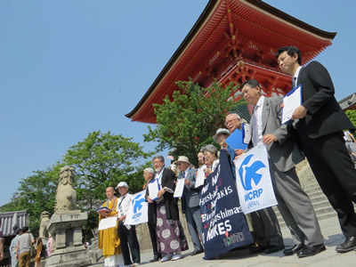 清水寺で核兵器は説を訴える三宅善信代表 清水寺で核兵器は説を訴える三宅善信代表
