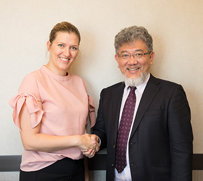 ICANのベアトリス・フィン事務局長と三宅善信代