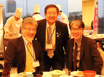 左藤章衆議院議員と橋爪紳也大阪府立大学観光産業戦略研究所長と2025年の大阪万博について語る三宅善信代表