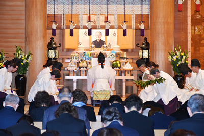 祭主として祭詞を奏上する三宅善信代表