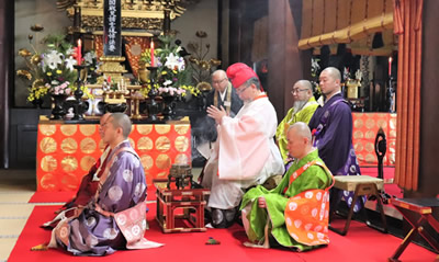 大念佛寺の万部法要で諸宗教の代表と共に焼香する三宅善信代表