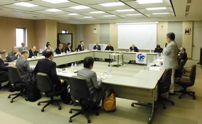 WCRP日本委員会の理事会で発言する三宅善信代表