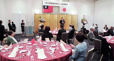 大阪日華親善協会の懇親会で乾杯の発声を行う三宅善信代表