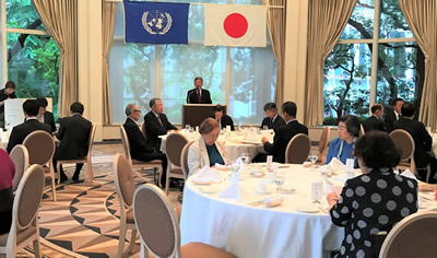 関西国連協会の総会後の午餐会で挨拶を行う三宅善信代表