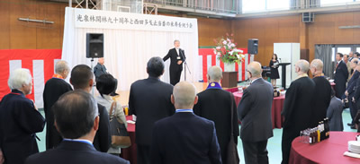 友人代表として祝辞を述べる三宅善信代表