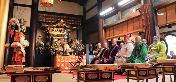 大念佛寺の万部法要に来賓として参列する三宅善信師