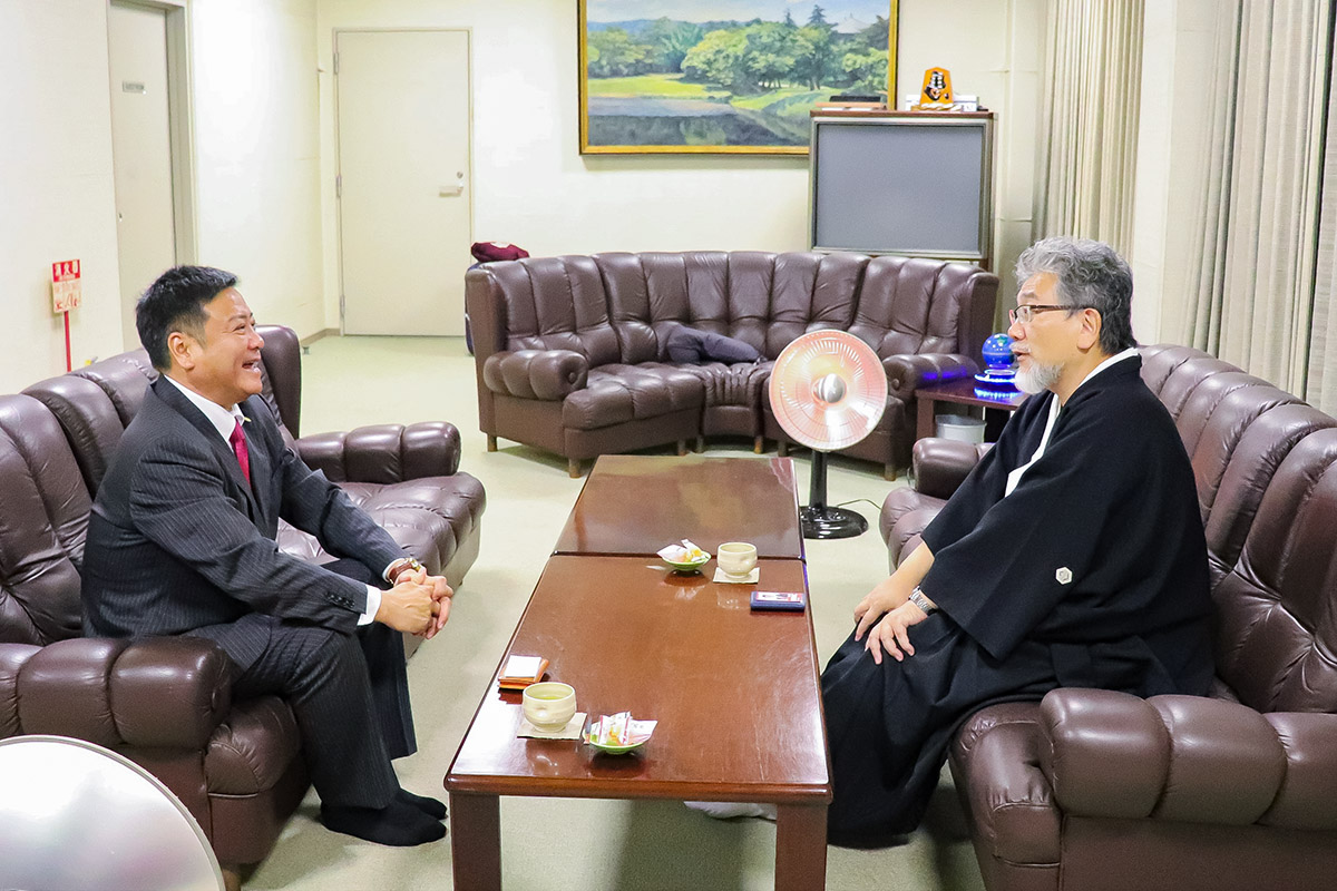 萩原仁前衆議院議員の表敬を受ける三宅善信代表