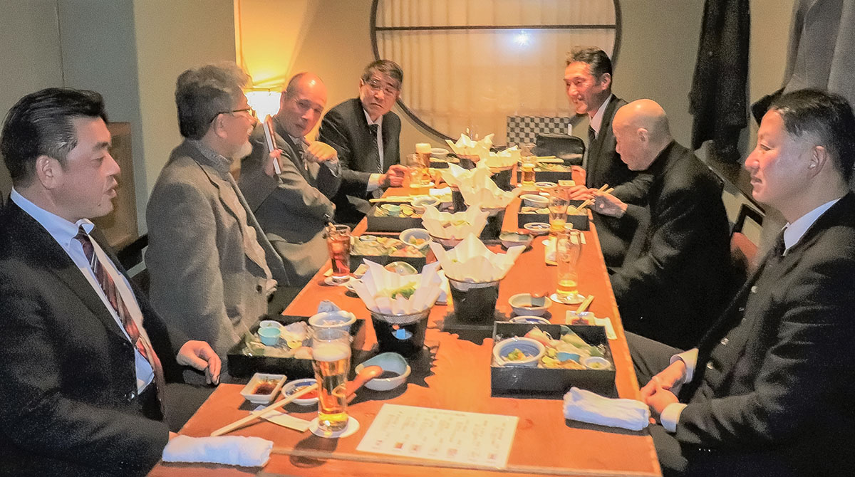 大阪府宗教連盟の幹部会で自著を紹介する三宅善信代表