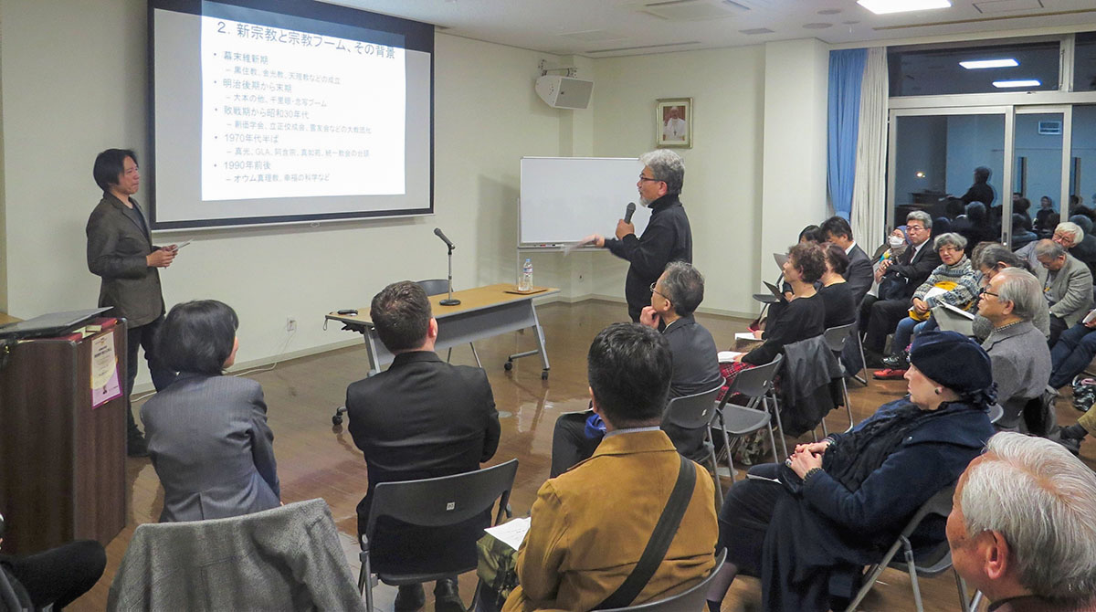 講師の弓山達也東京工業大学教授に質問をする三宅善信代表