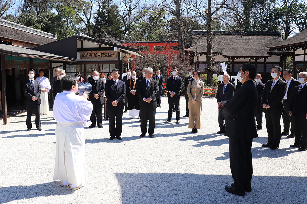 下鴨神社の歴史についての説明に耳を傾けるWCRP日本委員会の役員一同