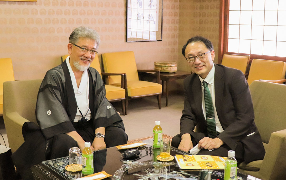 感染症対策の専門家勝田吉彰教授と歓談する三宅善信代表