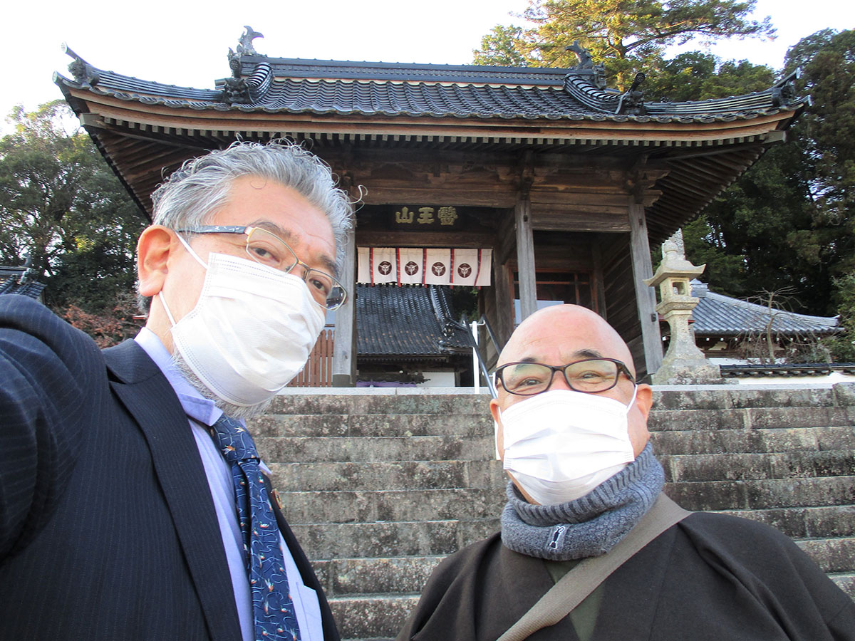 高澤寺住職の中村殊萌先生と山門の前で