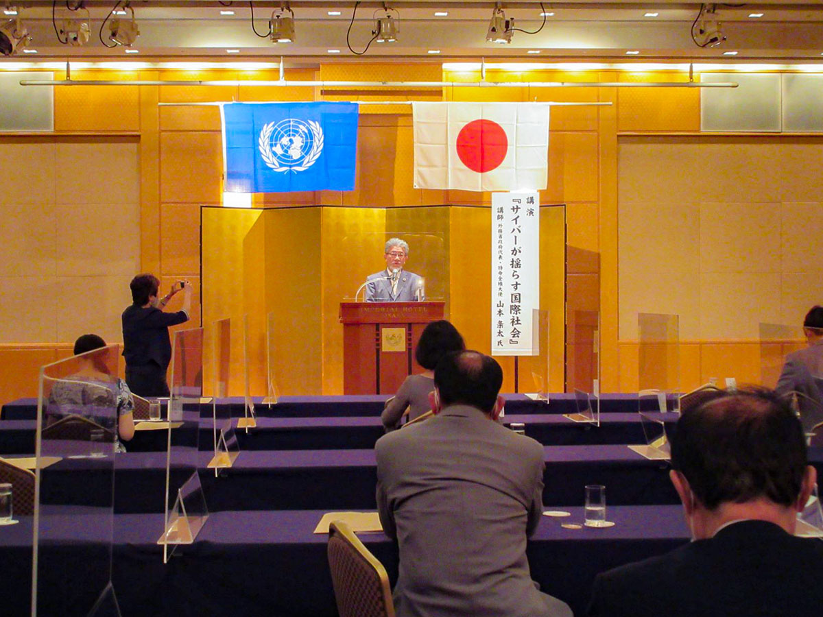 関西国連協会の午餐会で理事長として挨拶する三宅善信代表