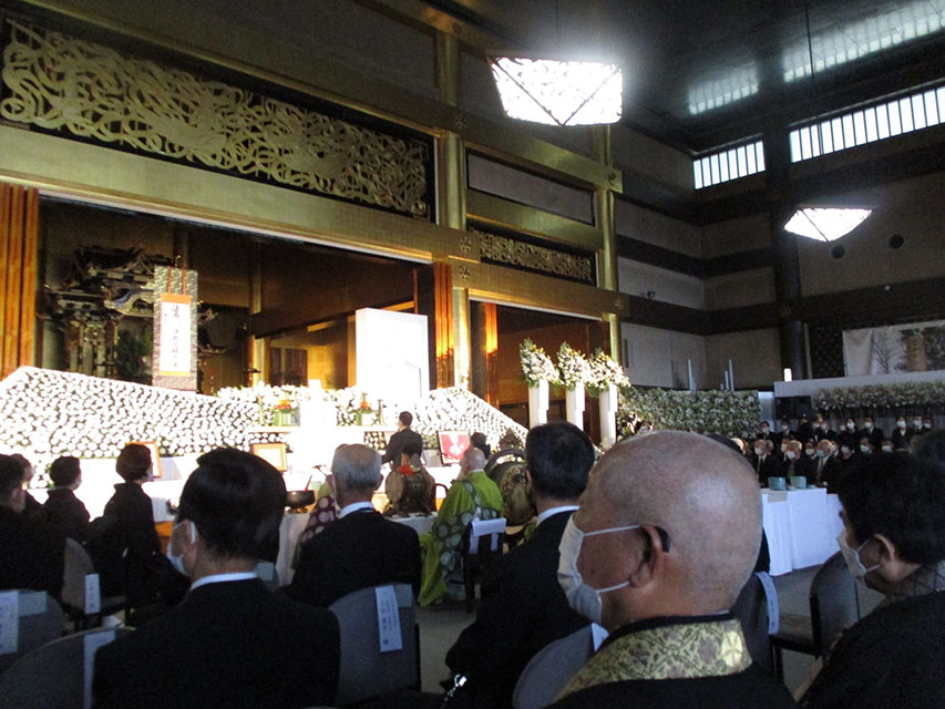 左藤恵元法務大臣の本葬で焼香する岸田文雄総理大臣