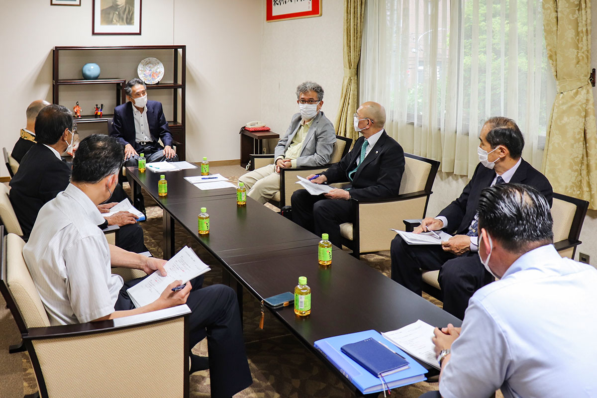  天理教大阪教務支庁で開催された大阪府宗教連盟役員会に出席する三宅善信代表 