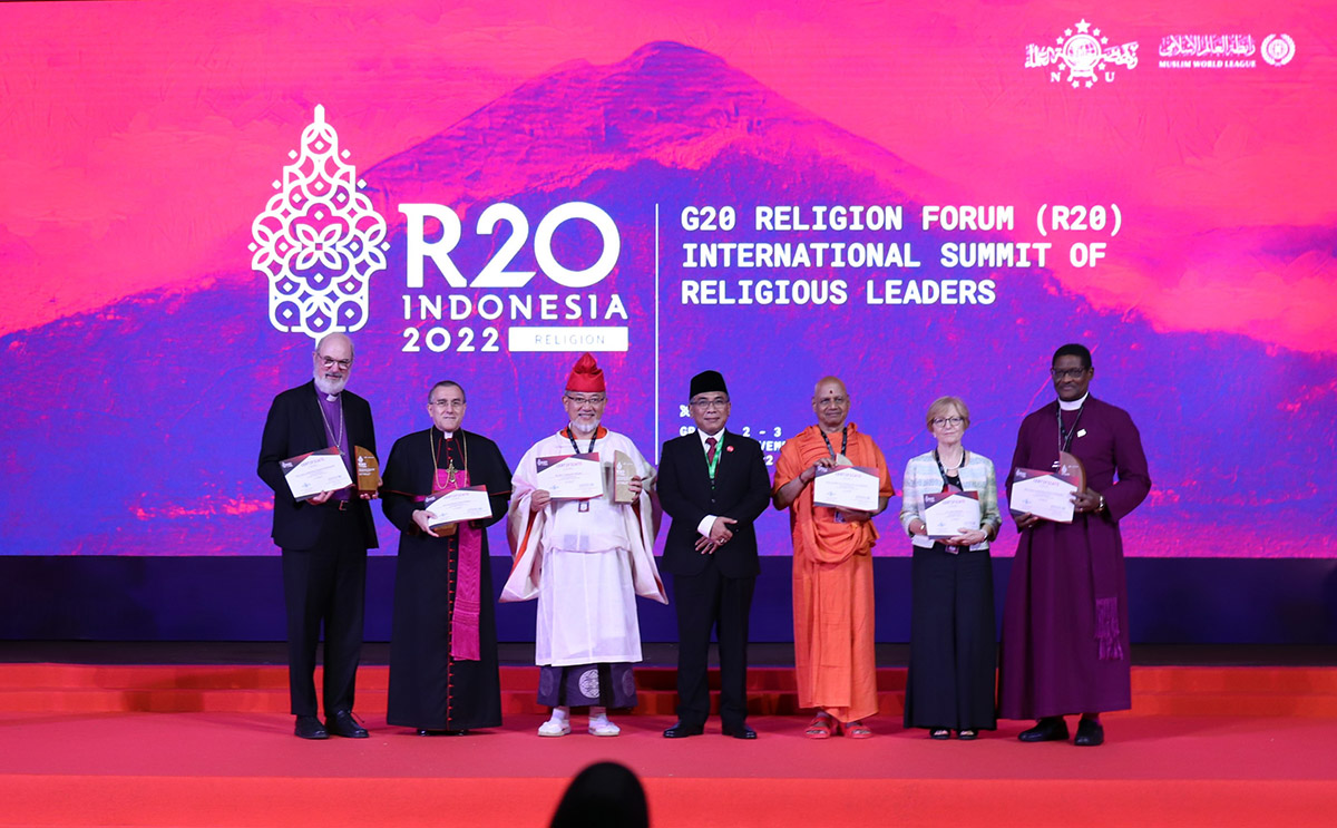 インドネシアで開催されたG20国際宗教指導者サミットで基調講演を行い、主催者から表彰される三宅善信代表