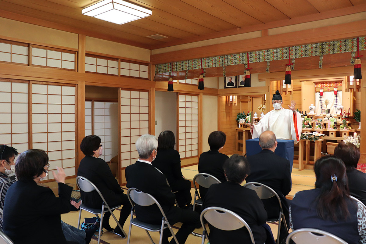 春日丘教会の秋季大祭で教話をする三宅善信教会長